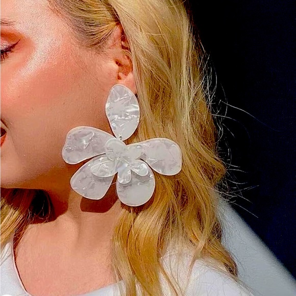 Jewelry - 🛑❌SOLD ❌🛑on♈️ White Exaggerated Flower Earrings